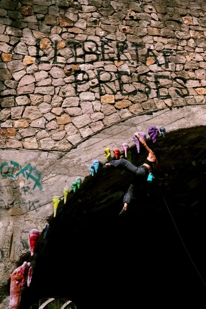 Climbing a tunnel arch in Barcelona